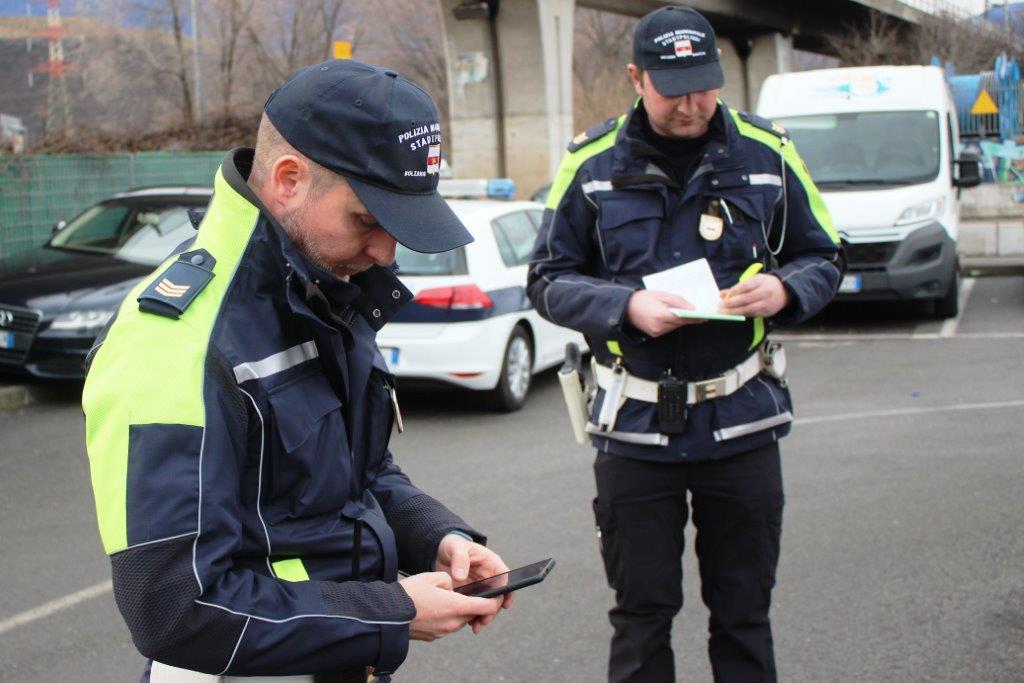 osservatori del peso indica il cappuccino della stazione di servizio
