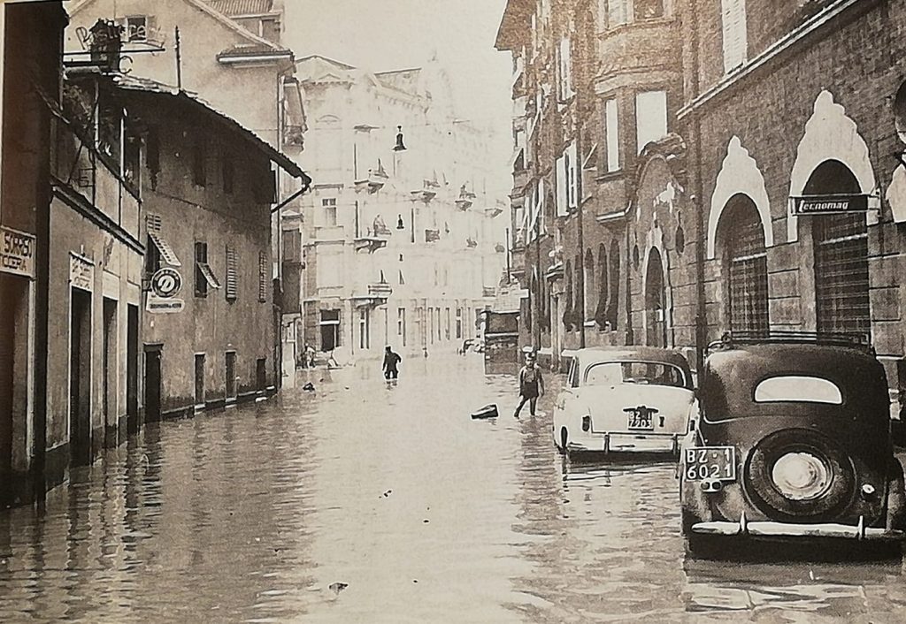 Via Brennero allagata dopo l'alluvione. 1957