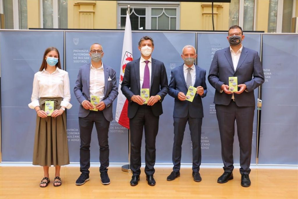 Sophia Oberjakober (Consorzio mobilità Pusteria), Unterweger, l'assessore Alfreider, il sindaco Mittermair e Pichler.
