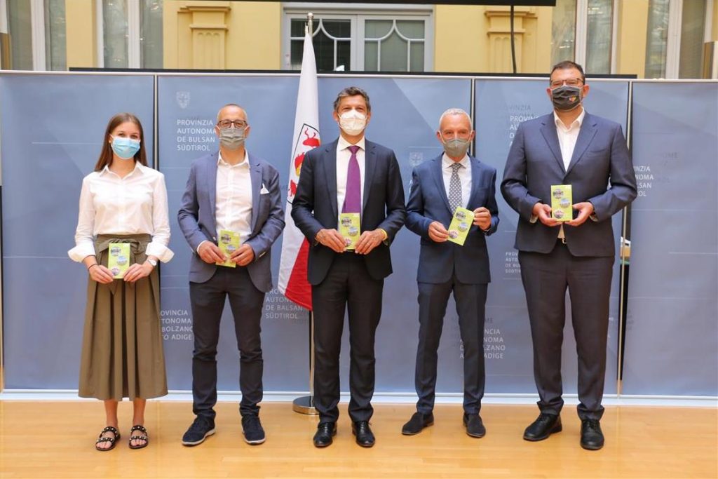  Sophia Oberjakober (Consorzio mobilità Pusteria), Unterweger, l'assessore Alfreider, il sindaco Mittermair e Pichler.